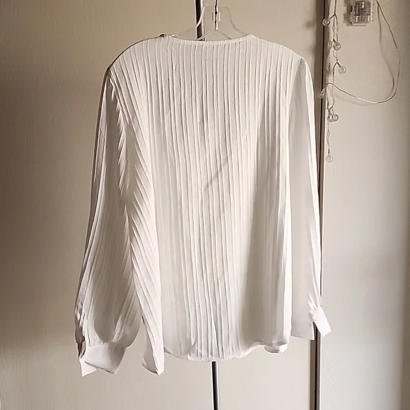 V-Neck Blouse, 2X, white, p2p 22,NWOT - Picture 2 of 9